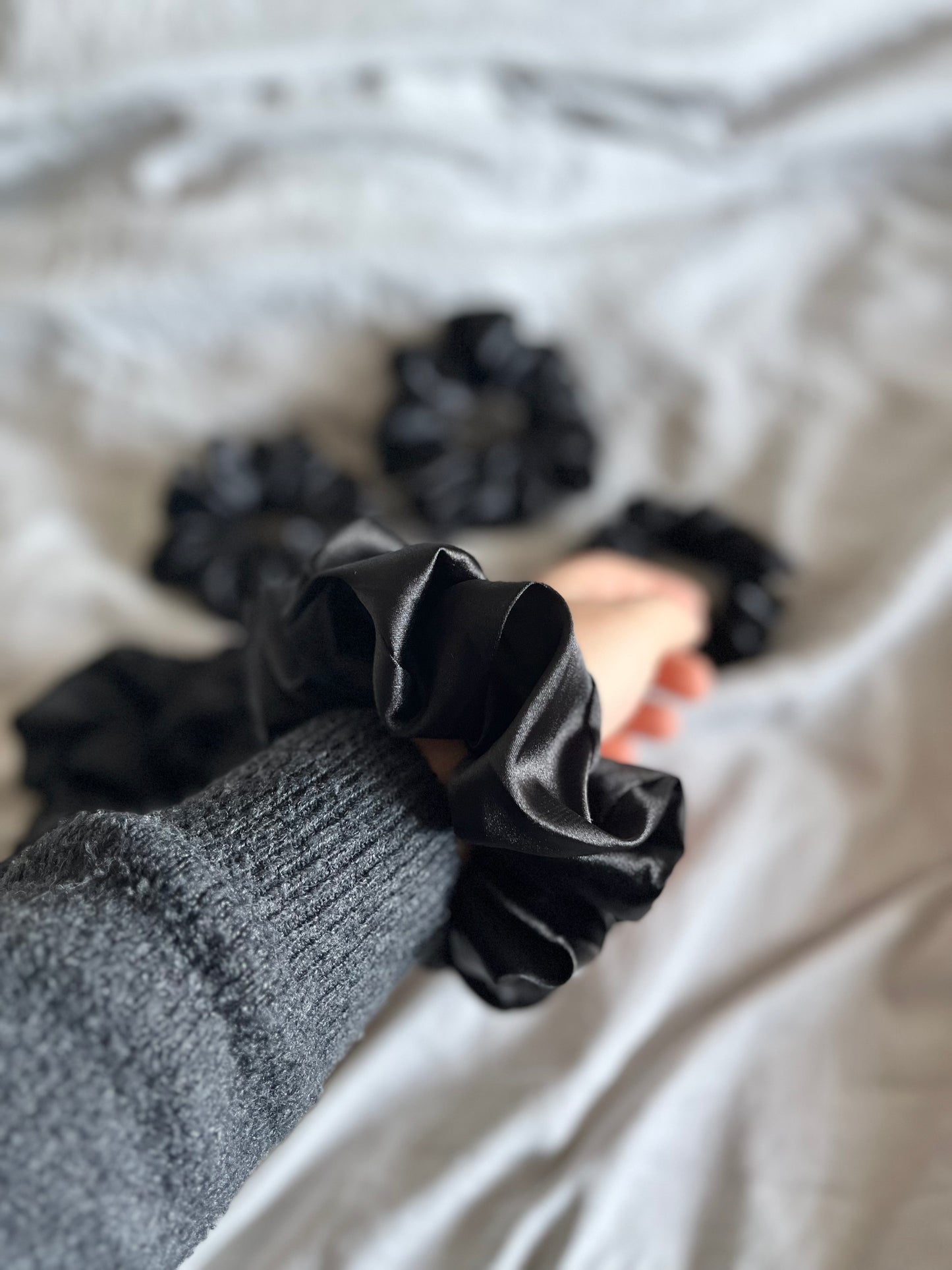 Svart Satin Scrunchie L