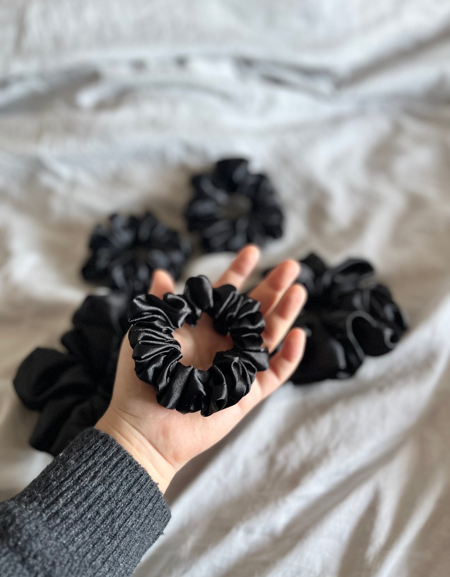 3-pack Svarta Satin Scrunchies