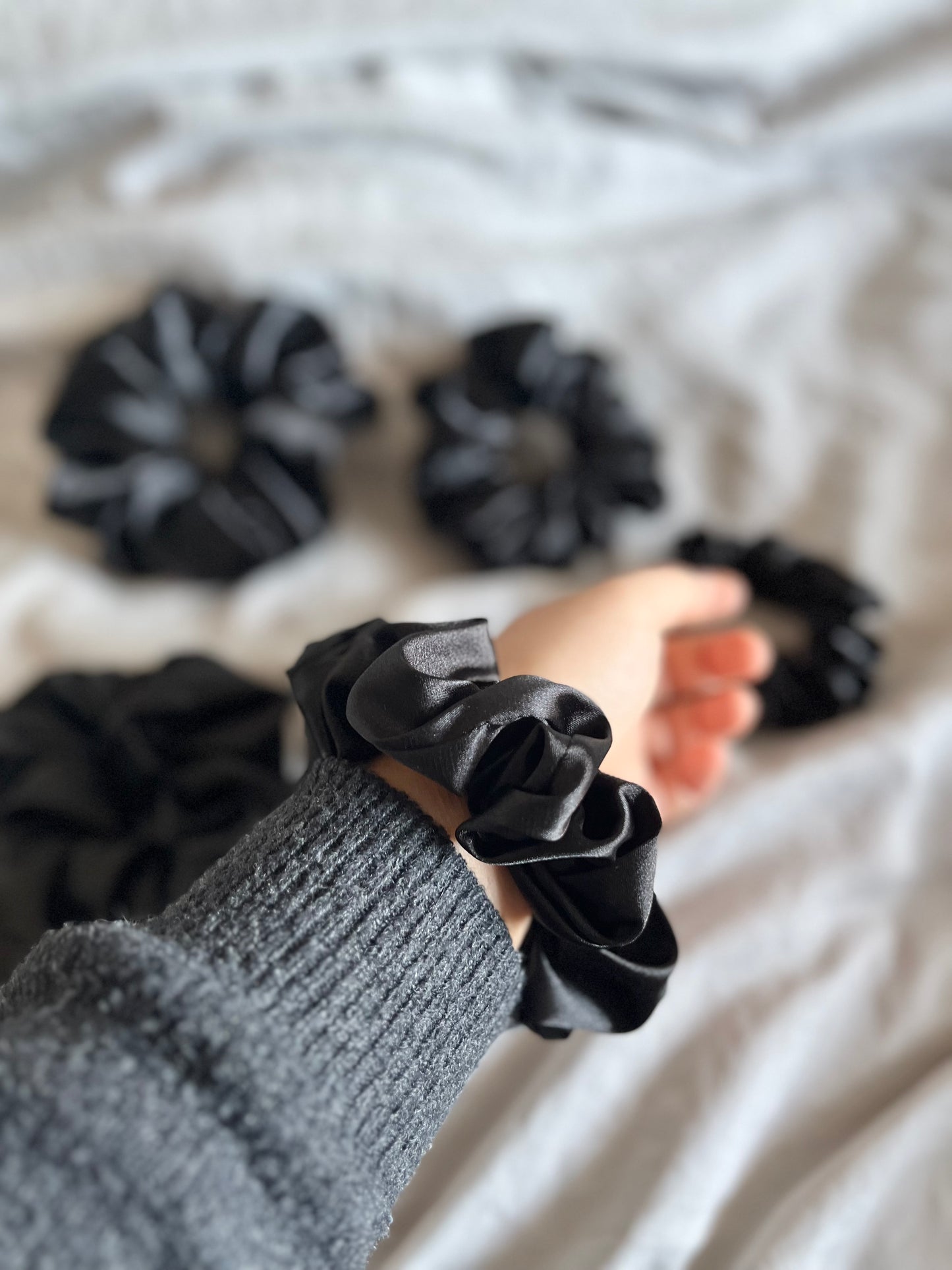 Svart Satin Scrunchie M