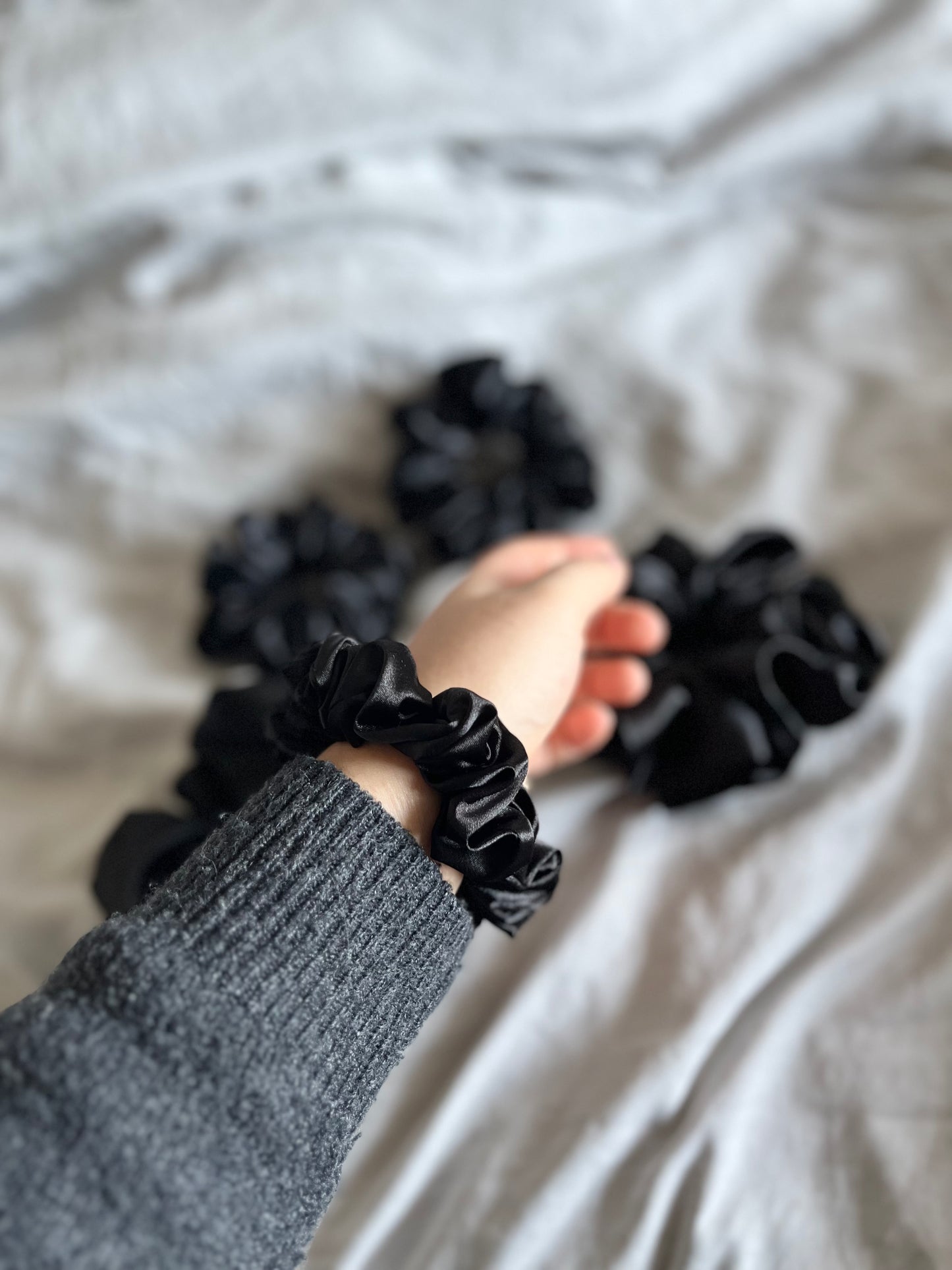 Svart Satin Scrunchie S